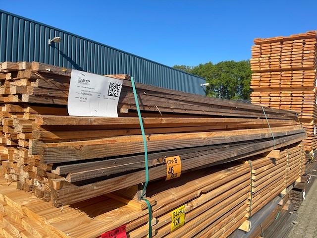 Ca. 385x douglas latten fijnbezaagd, 25x45mm, lengte 400cm - afbeelding 2 van  3