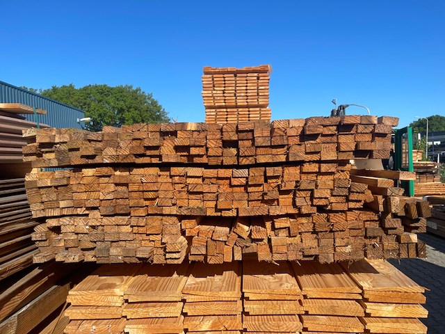 Ca. 385x douglas latten fijnbezaagd, 25x45mm, lengte 400cm - afbeelding 3 van  3