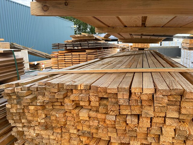 Ca. 385x douglas latten fijnbezaagd, 25x45mm, lengte 400cm - afbeelding 1 van  3