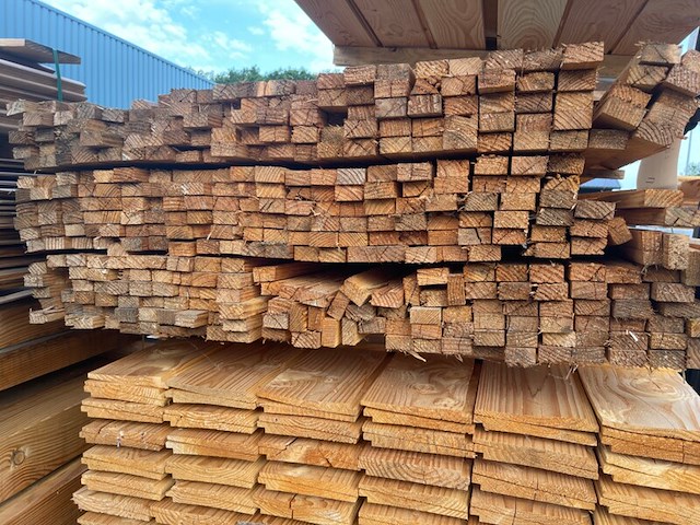 Ca. 385x douglas latten fijnbezaagd, 25x45mm, lengte 400cm - afbeelding 3 van  3
