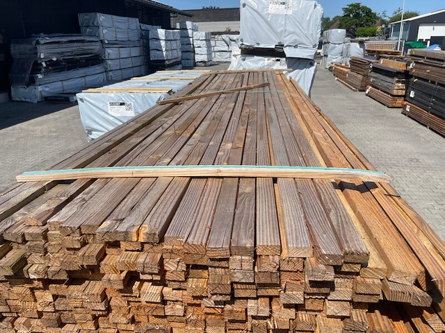 Ca. 385x douglas latten fijnbezaagd, 25x45mm, lengte 400cm - afbeelding 1 van  3