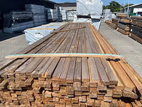 Ca. 385x douglas latten fijnbezaagd, 25x45mm, lengte 400cm - afbeelding 1 van  3
