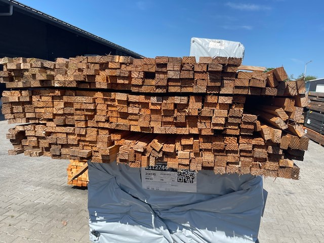 Ca. 385x douglas latten fijnbezaagd, 25x45mm, lengte 400cm - afbeelding 3 van  3