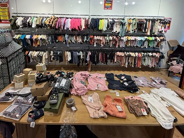 Ca. 388x baby- en kinderkleding, noppies, dirkje, blue seven, etc. - afbeelding 1 van  5