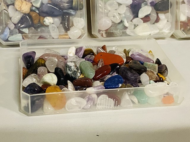 Ca. 38x cassettes met trommelstenen mix split - afbeelding 2 van  4