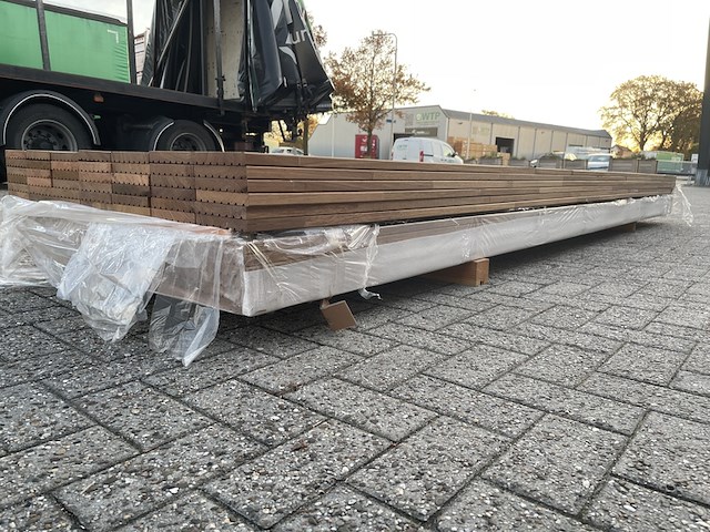 Ca. 38x guyana teak dekdelen gevingerlast, 21x145mm, lengte 400cm - afbeelding 2 van  4