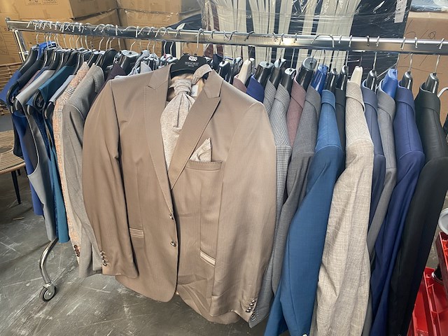 Ca. 38x merkkostuums - afbeelding 1 van  5