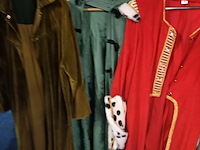 Ca. 38x middeleeuwse of barokke jassen en capes en jurken - afbeelding 5 van  11