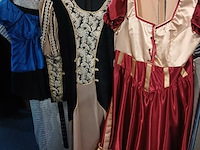 Ca. 38x middeleeuwse of barokke jassen en capes en jurken - afbeelding 7 van  11