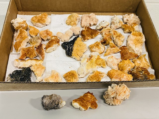 Ca. 39x bariet brokjes - afbeelding 1 van  8