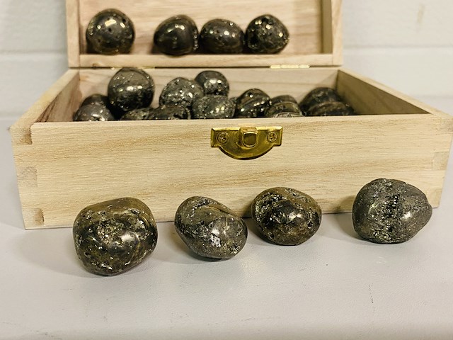 Ca. 39x pyriet klompjes getrommeld - afbeelding 2 van  4