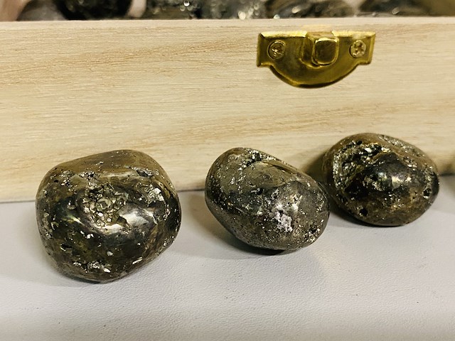 Ca. 39x pyriet klompjes getrommeld - afbeelding 3 van  4