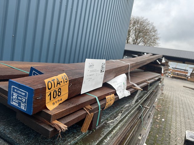 Ca. 3x iroko geschaafd, fj, gelamineerd , 72x96mm, lengte 2/590cm, 1/455cm - afbeelding 2 van  3