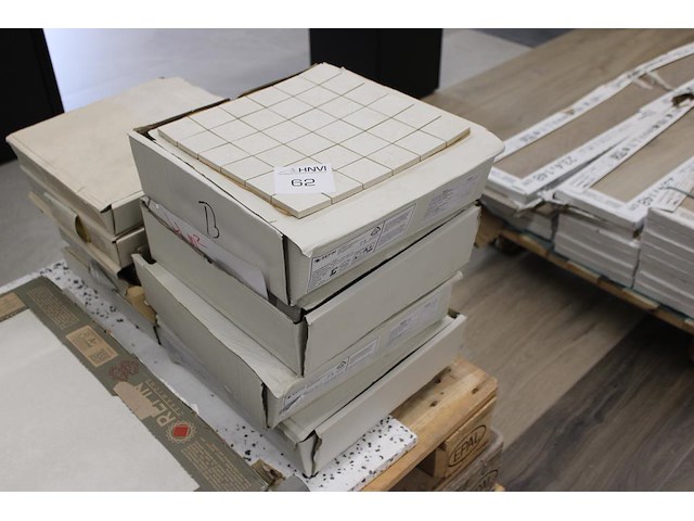 Ca. 4 m2 wandtegels. - afbeelding 1 van  2