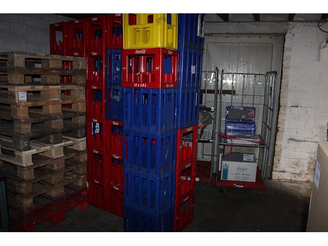 Ca. 40 lege kratten. - afbeelding 1 van  2
