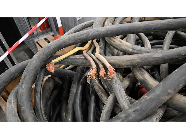 Ca. 4.096 kg bruto koperhoudende zware rubber krachtstroomkabels - afbeelding 18 van  26