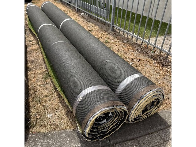 Ca. 40m2 kunstgras, 30 mm hoog, groen, wit - afbeelding 1 van  2