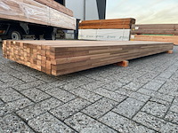 Ca. 40x guyana teak onderligger geschaafd gevingerlast, 40x60mm, lengte 395cm - afbeelding 2 van  3