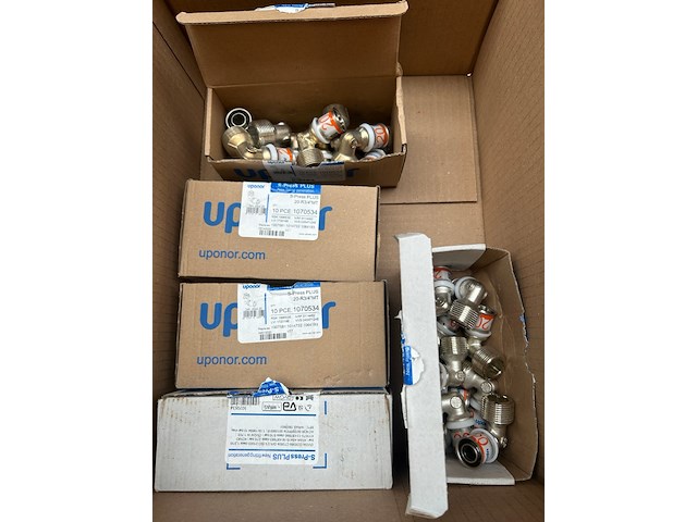 Ca. 40x uponor s-press plus persknieën met buitendraad - afbeelding 1 van  4