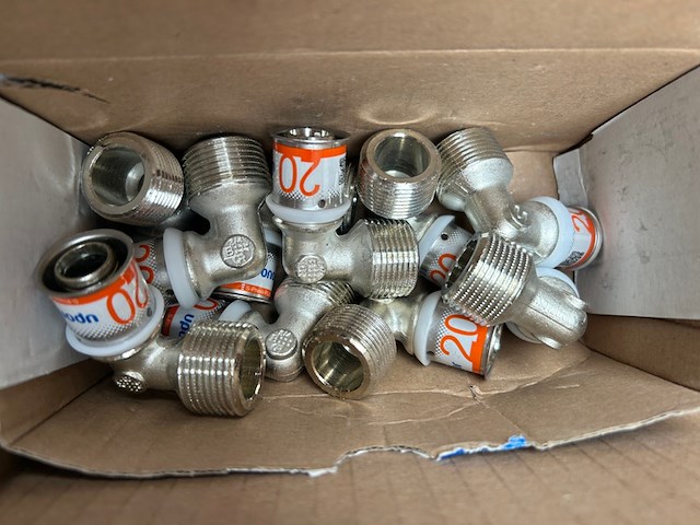 Ca. 40x uponor s-press plus persknieën met buitendraad - afbeelding 2 van  4