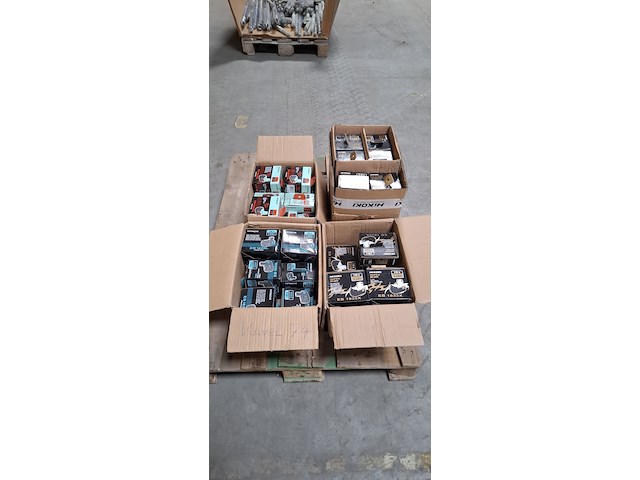 Ca. 42x accu, hikoki, 18v en 24v - afbeelding 1 van  6