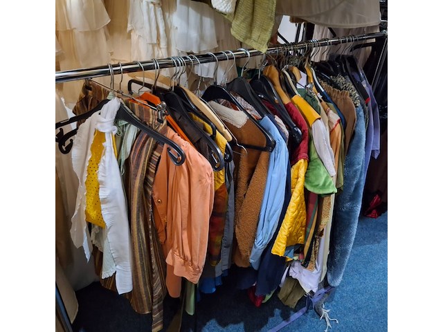 Ca. 42x diverse toneel bovenkleding - afbeelding 1 van  3