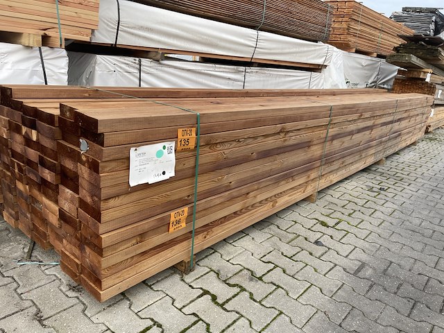 Ca. 42x grenen balken geschaafd bruin geïmpregneerd, 45x145mm, lengte 600cm - afbeelding 2 van  3