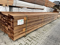 Ca. 42x grenen balken geschaafd bruin geïmpregneerd, 45x145mm, lengte 600cm - afbeelding 2 van  3