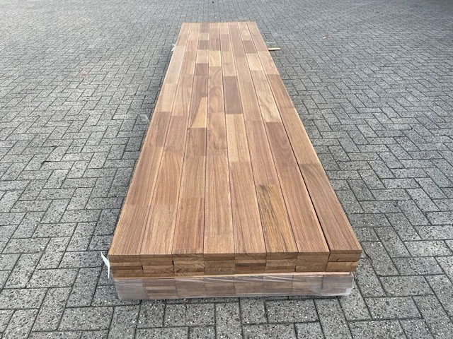 Ca. 42x guyana teak dekdelen geschaafd gevingerlast, 21x120mm, lengte 400cm - afbeelding 1 van  3