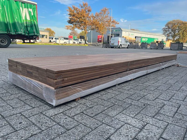 Ca. 42x guyana teak dekdelen geschaafd gevingerlast, 21x120mm, lengte 400cm - afbeelding 2 van  3