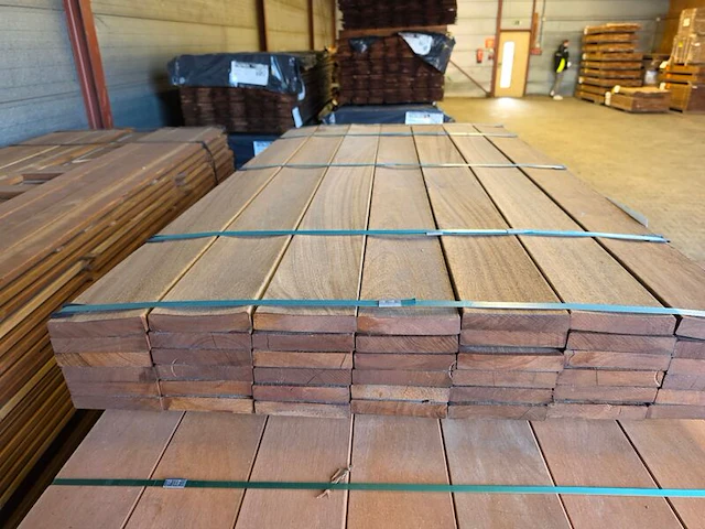 Ca. 42x guyana teak planken geschaafd, 25x140mm, lengte 185cm - afbeelding 1 van  3