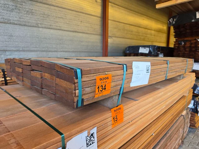 Ca. 42x guyana teak planken geschaafd, 25x140mm, lengte 185cm - afbeelding 2 van  3