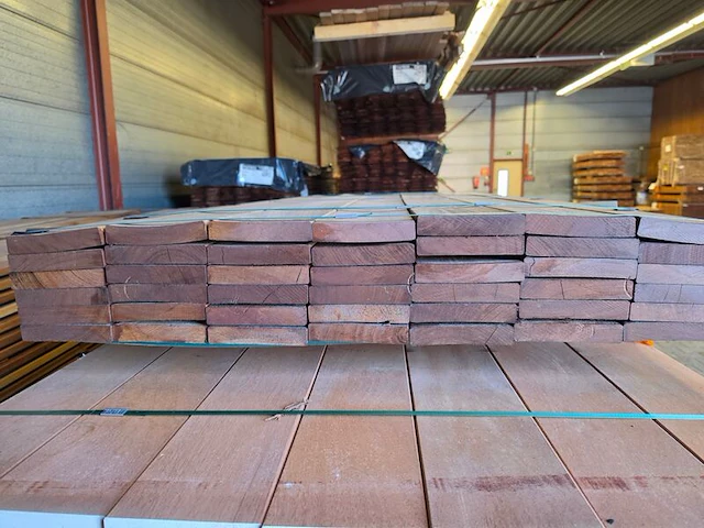 Ca. 42x guyana teak planken geschaafd, 25x140mm, lengte 185cm - afbeelding 3 van  3