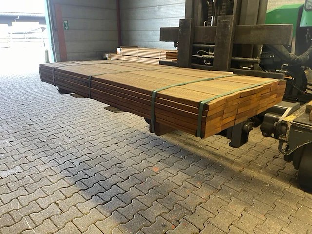 Ca. 42x guyana teak planken geschaafd, 25x140mm, lengte 185cm - afbeelding 2 van  3