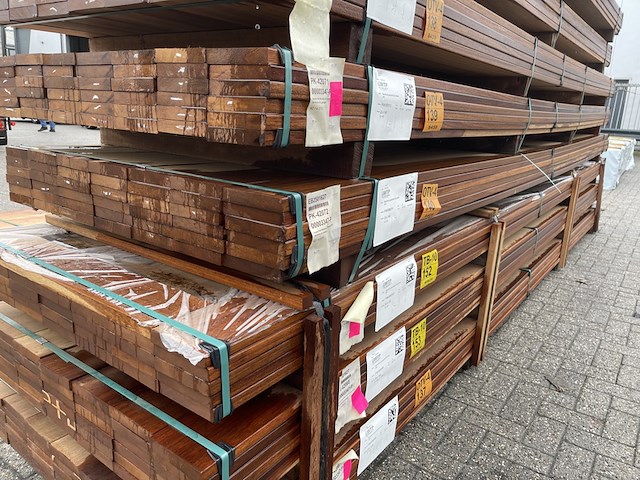 Ca. 42x guyana teak planken geschaafd, 25x140mm, lengte 455cm - afbeelding 4 van  4