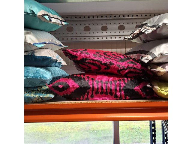 Ca. 42x kussen, o.a. designers guild - afbeelding 2 van  11