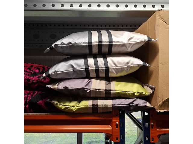 Ca. 42x kussen, o.a. designers guild - afbeelding 3 van  11
