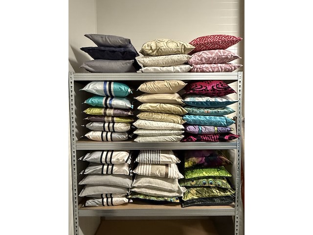 Ca. 42x kussen, o.a. designers guild - afbeelding 1 van  11
