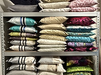 Ca. 42x kussen, o.a. designers guild - afbeelding 1 van  11