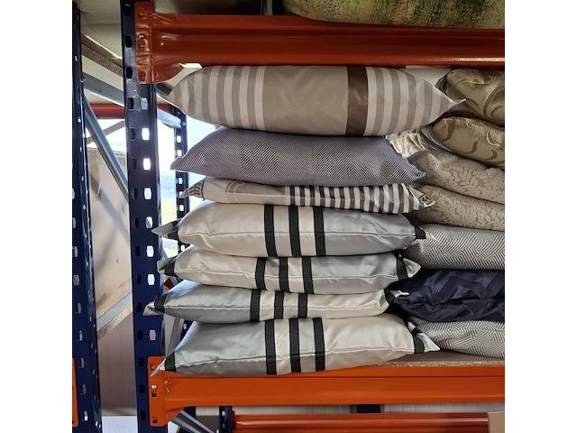 Ca. 42x kussen, o.a. designers guild - afbeelding 5 van  11
