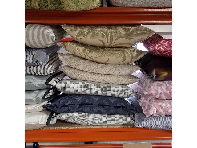 Ca. 42x kussen, o.a. designers guild - afbeelding 6 van  11