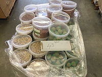 Ca. 43x emmers met vogelvoer verschillende soorten, ed - afbeelding 2 van  3