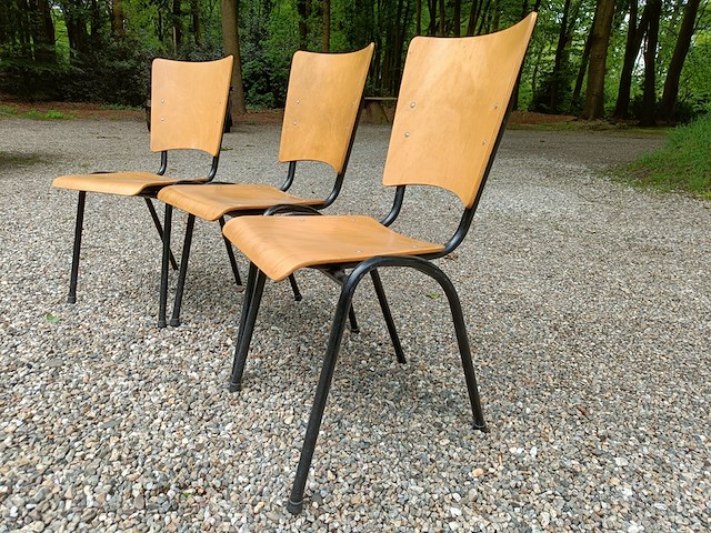 Ca. 43x vintage houten schoolstoelen, 2 soorten, hout - afbeelding 8 van  9