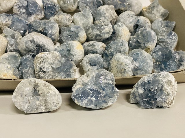 Ca. 44x celestien brokjes - afbeelding 2 van  7