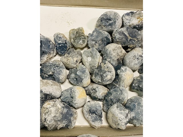 Ca. 44x celestien brokjes - afbeelding 6 van  7