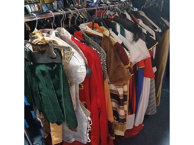 Ca. 44x diverse middeleeuwse/ ridderkleding - afbeelding 1 van  10
