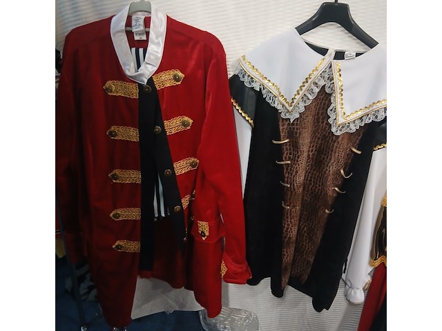 Ca. 44x diverse middeleeuwse/ ridderkleding - afbeelding 3 van  10
