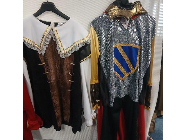 Ca. 44x diverse middeleeuwse/ ridderkleding - afbeelding 4 van  10