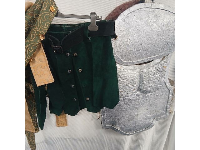 Ca. 44x diverse middeleeuwse/ ridderkleding - afbeelding 7 van  10
