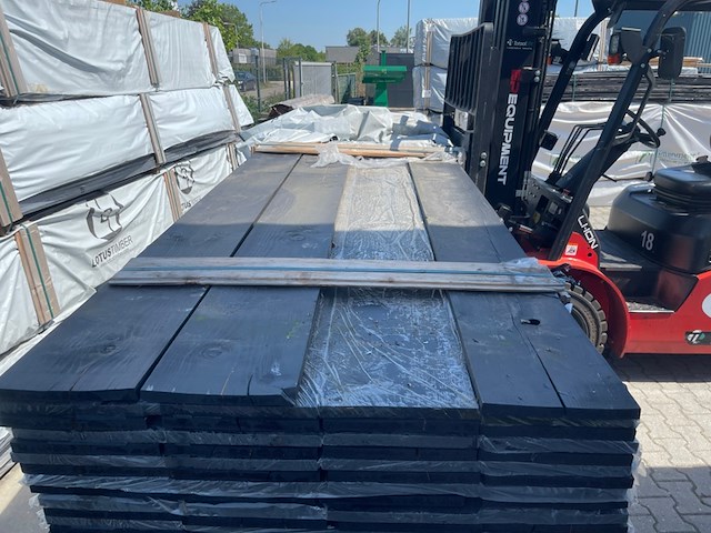 Ca. 44x vuren planken fijnbezaagd zwart gecoat, 22x245mm, lengte 540cm - afbeelding 1 van  3